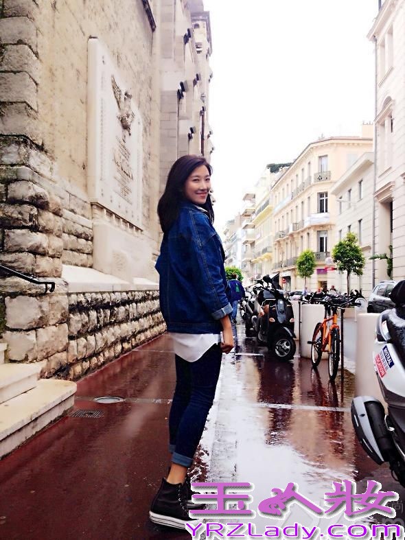 近日，90后新生代女演员菅韧姿随“一种关注”单元竞赛片《幻想曲》剧组登上戛纳红毯，自信从容的台风令她与新谋女郎张慧雯获赞“戛纳双姝”。而她再戛纳街头拍摄的写真也于今日曝光。
在这组写真里，菅韧姿着深蓝色宽松牛仔衣清新亮相，演绎了休闲随意的戛纳街头范儿。拍摄街头写真时，恰逢戛纳暴雨，菅韧姿也因此感受了一把戛纳雨中的浪漫，“漫步在雨后的戛纳街头，我唱着singsing in the rain，感觉很美好。就连被身边疾驰而过的汽车溅了我一身水，也丝毫没有恼人的感觉， 更多的是开心。即便成了落汤鸡，在这里经历的一切，也都充满着趣味。”菅韧姿说。写真中，菅韧姿虽然顶着一头湿漉漉的披肩秀发，仍然掩盖不住脸上开心和陶醉的神情，清新随意的戛纳街头范儿，浪漫而迷人。
