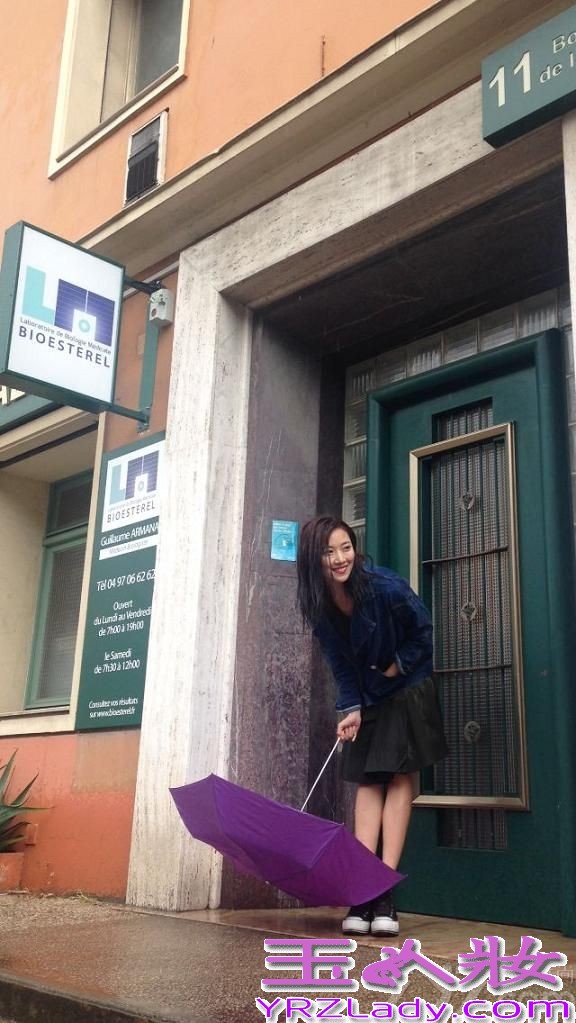 近日，90后新生代女演员菅韧姿随“一种关注”单元竞赛片《幻想曲》剧组登上戛纳红毯，自信从容的台风令她与新谋女郎张慧雯获赞“戛纳双姝”。而她再戛纳街头拍摄的写真也于今日曝光。
在这组写真里，菅韧姿着深蓝色宽松牛仔衣清新亮相，演绎了休闲随意的戛纳街头范儿。拍摄街头写真时，恰逢戛纳暴雨，菅韧姿也因此感受了一把戛纳雨中的浪漫，“漫步在雨后的戛纳街头，我唱着singsing in the rain，感觉很美好。就连被身边疾驰而过的汽车溅了我一身水，也丝毫没有恼人的感觉， 更多的是开心。即便成了落汤鸡，在这里经历的一切，也都充满着趣味。”菅韧姿说。写真中，菅韧姿虽然顶着一头湿漉漉的披肩秀发，仍然掩盖不住脸上开心和陶醉的神情，清新随意的戛纳街头范儿，浪漫而迷人。