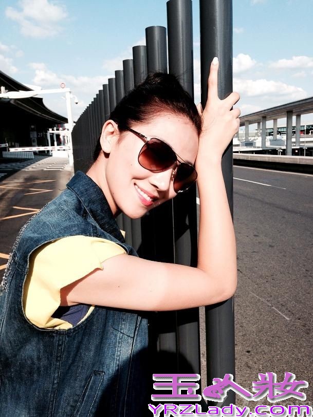 近日，90后新生代女演员菅韧姿随“一种关注”单元竞赛片《幻想曲》剧组登上戛纳红毯，自信从容的台风令她与新谋女郎张慧雯获赞“戛纳双姝”。而她再戛纳街头拍摄的写真也于今日曝光。
在这组写真里，菅韧姿着深蓝色宽松牛仔衣清新亮相，演绎了休闲随意的戛纳街头范儿。拍摄街头写真时，恰逢戛纳暴雨，菅韧姿也因此感受了一把戛纳雨中的浪漫，“漫步在雨后的戛纳街头，我唱着singsing in the rain，感觉很美好。就连被身边疾驰而过的汽车溅了我一身水，也丝毫没有恼人的感觉， 更多的是开心。即便成了落汤鸡，在这里经历的一切，也都充满着趣味。”菅韧姿说。写真中，菅韧姿虽然顶着一头湿漉漉的披肩秀发，仍然掩盖不住脸上开心和陶醉的神情，清新随意的戛纳街头范儿，浪漫而迷人。