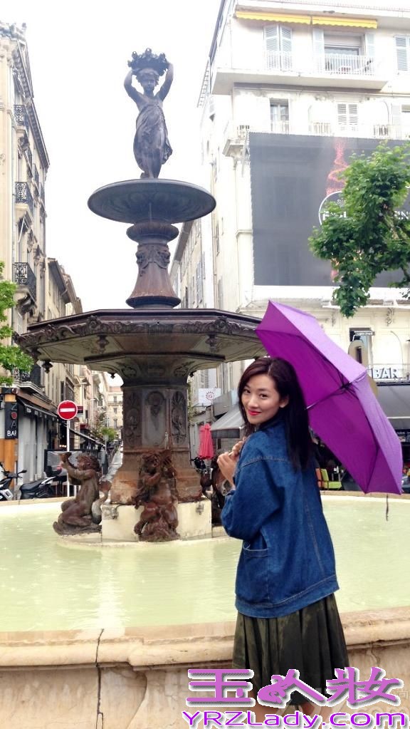 近日，90后新生代女演员菅韧姿随“一种关注”单元竞赛片《幻想曲》剧组登上戛纳红毯，自信从容的台风令她与新谋女郎张慧雯获赞“戛纳双姝”。而她再戛纳街头拍摄的写真也于今日曝光。
在这组写真里，菅韧姿着深蓝色宽松牛仔衣清新亮相，演绎了休闲随意的戛纳街头范儿。拍摄街头写真时，恰逢戛纳暴雨，菅韧姿也因此感受了一把戛纳雨中的浪漫，“漫步在雨后的戛纳街头，我唱着singsing in the rain，感觉很美好。就连被身边疾驰而过的汽车溅了我一身水，也丝毫没有恼人的感觉， 更多的是开心。即便成了落汤鸡，在这里经历的一切，也都充满着趣味。”菅韧姿说。写真中，菅韧姿虽然顶着一头湿漉漉的披肩秀发，仍然掩盖不住脸上开心和陶醉的神情，清新随意的戛纳街头范儿，浪漫而迷人。