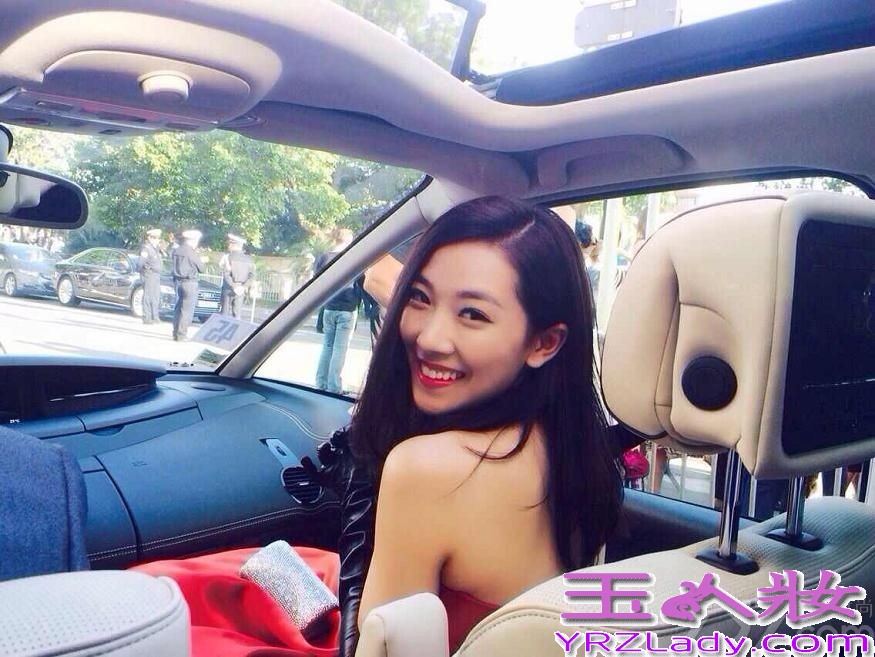 近日，90后新生代女演员菅韧姿随“一种关注”单元竞赛片《幻想曲》剧组登上戛纳红毯，自信从容的台风令她与新谋女郎张慧雯获赞“戛纳双姝”。而她再戛纳街头拍摄的写真也于今日曝光。
在这组写真里，菅韧姿着深蓝色宽松牛仔衣清新亮相，演绎了休闲随意的戛纳街头范儿。拍摄街头写真时，恰逢戛纳暴雨，菅韧姿也因此感受了一把戛纳雨中的浪漫，“漫步在雨后的戛纳街头，我唱着singsing in the rain，感觉很美好。就连被身边疾驰而过的汽车溅了我一身水，也丝毫没有恼人的感觉， 更多的是开心。即便成了落汤鸡，在这里经历的一切，也都充满着趣味。”菅韧姿说。写真中，菅韧姿虽然顶着一头湿漉漉的披肩秀发，仍然掩盖不住脸上开心和陶醉的神情，清新随意的戛纳街头范儿，浪漫而迷人。