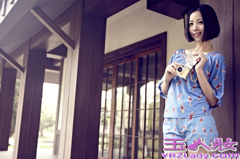 近日受邀拍摄了一组初夏主题的时尚街拍,在这组初夏时尚街拍中，姚贝娜身着一套蓝色系小鹿图案流行搭配，服装整体统一又独具风格，令人眼前一亮。照片中的姚贝娜延续了往日清新甜美的邻家女孩形象，举手投足之间所流露出的潮流气息，彰显出了姚贝娜性格里的温婉可人，女人范十足。更值得一提的是，拍摄当天虽阳光明媚，但雨后的低温仍然令人瑟瑟发抖，敬业的姚贝娜不仅单薄上阵，对于摄影师的各种要求，姚贝娜也是尽全力地配合，其敬业精神令在场人都大为感动。