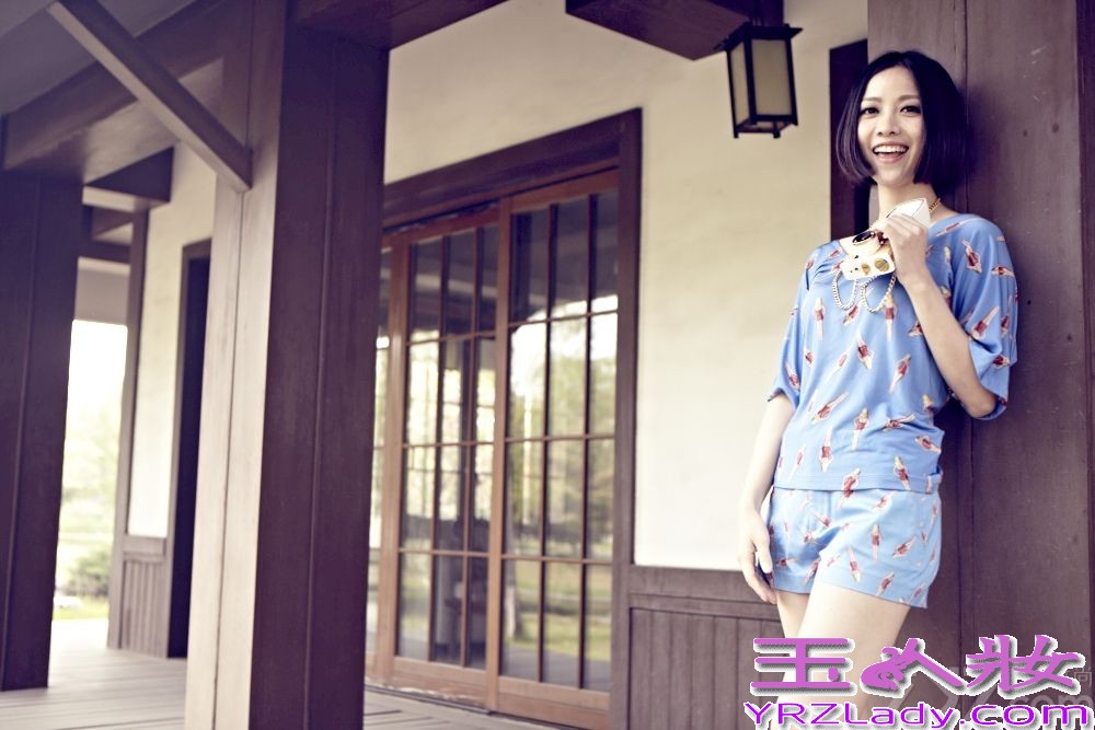 近日受邀拍摄了一组初夏主题的时尚街拍,在这组初夏时尚街拍中，姚贝娜身着一套蓝色系小鹿图案流行搭配，服装整体统一又独具风格，令人眼前一亮。照片中的姚贝娜延续了往日清新甜美的邻家女孩形象，举手投足之间所流露出的潮流气息，彰显出了姚贝娜性格里的温婉可人，女人范十足。更值得一提的是，拍摄当天虽阳光明媚，但雨后的低温仍然令人瑟瑟发抖，敬业的姚贝娜不仅单薄上阵，对于摄影师的各种要求，姚贝娜也是尽全力地配合，其敬业精神令在场人都大为感动。