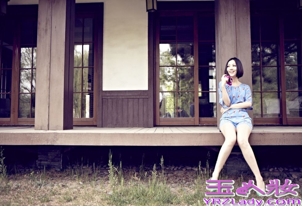 近日受邀拍摄了一组初夏主题的时尚街拍,在这组初夏时尚街拍中，姚贝娜身着一套蓝色系小鹿图案流行搭配，服装整体统一又独具风格，令人眼前一亮。照片中的姚贝娜延续了往日清新甜美的邻家女孩形象，举手投足之间所流露出的潮流气息，彰显出了姚贝娜性格里的温婉可人，女人范十足。更值得一提的是，拍摄当天虽阳光明媚，但雨后的低温仍然令人瑟瑟发抖，敬业的姚贝娜不仅单薄上阵，对于摄影师的各种要求，姚贝娜也是尽全力地配合，其敬业精神令在场人都大为感动。