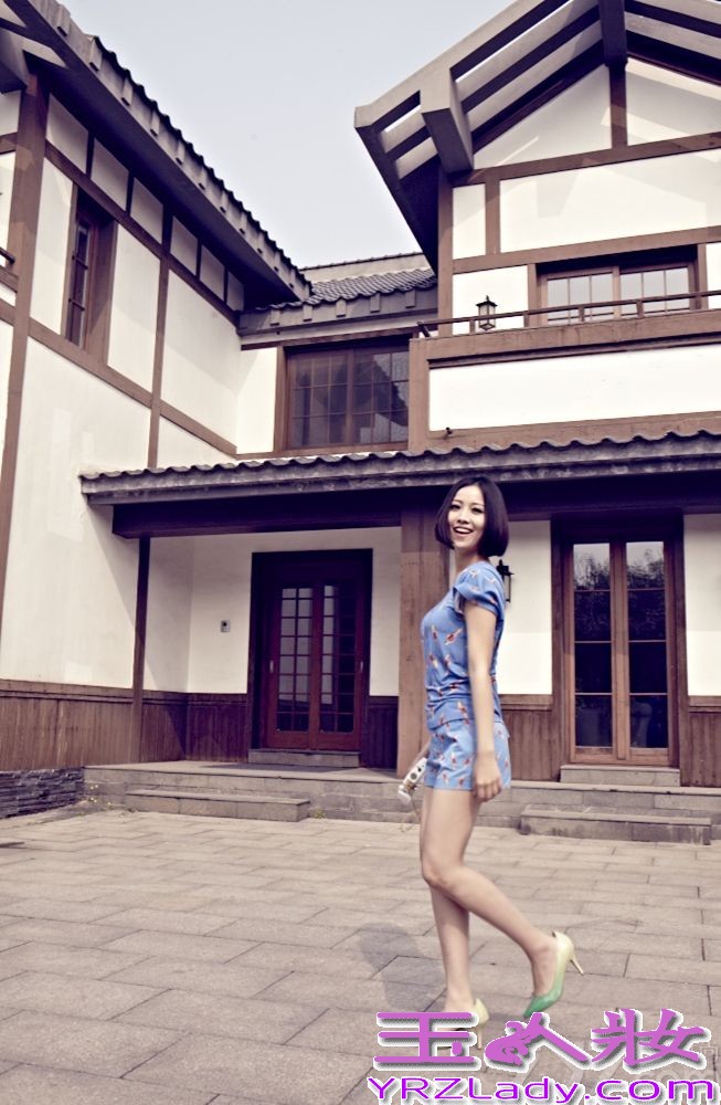 近日受邀拍摄了一组初夏主题的时尚街拍,在这组初夏时尚街拍中，姚贝娜身着一套蓝色系小鹿图案流行搭配，服装整体统一又独具风格，令人眼前一亮。照片中的姚贝娜延续了往日清新甜美的邻家女孩形象，举手投足之间所流露出的潮流气息，彰显出了姚贝娜性格里的温婉可人，女人范十足。更值得一提的是，拍摄当天虽阳光明媚，但雨后的低温仍然令人瑟瑟发抖，敬业的姚贝娜不仅单薄上阵，对于摄影师的各种要求，姚贝娜也是尽全力地配合，其敬业精神令在场人都大为感动。