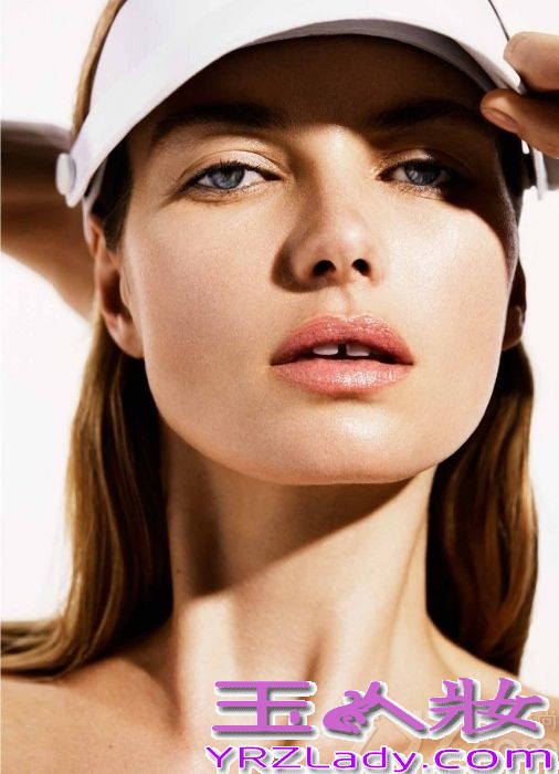 超模杰西卡·哈特（Jessica Hart）登上《时尚芭莎》杂志澳大利亚版最新一期，仅穿白色服装演绎一场性感写真，白色背心裙大秀迷人乳沟，白色裹胸裙一展性感八字奶等等，一展火辣身姿“乳”此诱人！