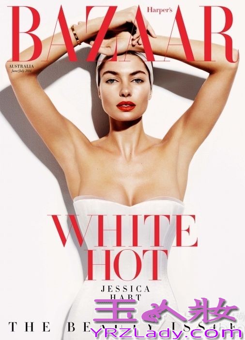 超模杰西卡·哈特（Jessica Hart）登上《时尚芭莎》杂志澳大利亚版最新一期，仅穿白色服装演绎一场性感写真，白色背心裙大秀迷人乳沟，白色裹胸裙一展性感八字奶等等，一展火辣身姿“乳”此诱人！