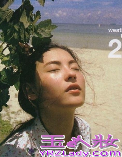 近日，有网友曝出一组1999年张柏芝出版的写真书《任何天气》中的照片，当年19岁的张柏芝清纯模样美翻众人，不少网友
惊叹这才是真正的天然氧气美女。