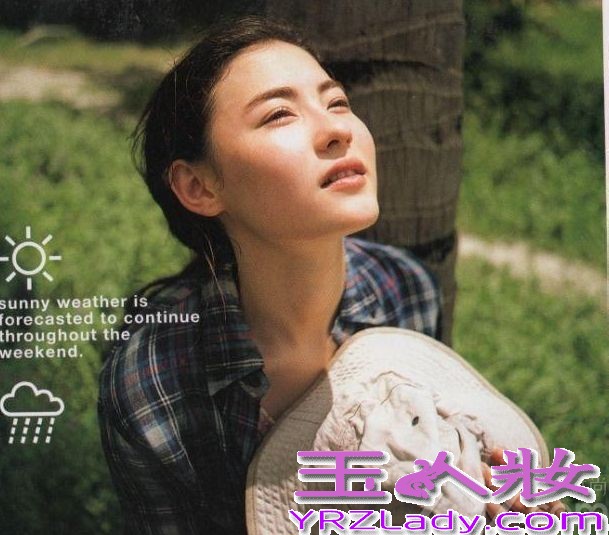 近日，有网友曝出一组1999年张柏芝出版的写真书《任何天气》中的照片，当年19岁的张柏芝清纯模样美翻众人，不少网友
惊叹这才是真正的天然氧气美女。