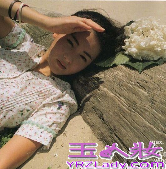 近日，有网友曝出一组1999年张柏芝出版的写真书《任何天气》中的照片，当年19岁的张柏芝清纯模样美翻众人，不少网友
惊叹这才是真正的天然氧气美女。