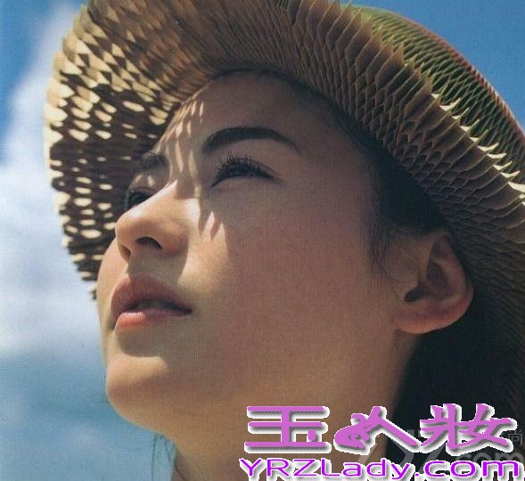 近日，有网友曝出一组1999年张柏芝出版的写真书《任何天气》中的照片，当年19岁的张柏芝清纯模样美翻众人，不少网友
惊叹这才是真正的天然氧气美女。