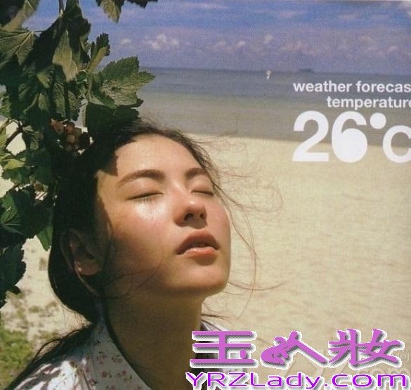 近日，有网友曝出一组1999年张柏芝出版的写真书《任何天气》中的照片，当年19岁的张柏芝清纯模样美翻众人，不少网友
惊叹这才是真正的天然氧气美女。