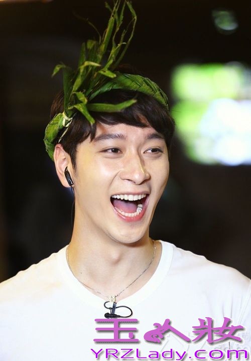 由中韩综艺顶级团队联合打造的中国首档明星恋爱真人秀节目《如果爱》，而此次更是邀请了光线传媒当家花旦柳岩和韩国人气组合2PM中的黄灿盛两人搭档做情侣，当这对养眼的组合被曝光后引起众人无数的遐想，近日《如果爱》在槟榔谷取景时，两人同时穿上情侣白衫，用非常暧昧的眼神互望对方，更有非常甜蜜的湿身剧照被曝光，看样子两个人都非常享受此次浪漫的约会。