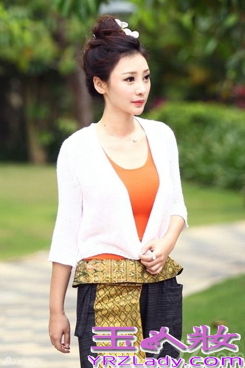 由中韩综艺顶级团队联合打造的中国首档明星恋爱真人秀节目《如果爱》，而此次更是邀请了光线传媒当家花旦柳岩和韩国人气组合2PM中的黄灿盛两人搭档做情侣，当这对养眼的组合被曝光后引起众人无数的遐想，近日《如果爱》在槟榔谷取景时，两人同时穿上情侣白衫，用非常暧昧的眼神互望对方，更有非常甜蜜的湿身剧照被曝光，看样子两个人都非常享受此次浪漫的约会。