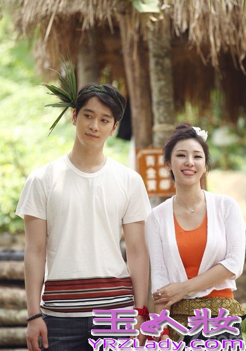 由中韩综艺顶级团队联合打造的中国首档明星恋爱真人秀节目《如果爱》，而此次更是邀请了光线传媒当家花旦柳岩和韩国人气组合2PM中的黄灿盛两人搭档做情侣，当这对养眼的组合被曝光后引起众人无数的遐想，近日《如果爱》在槟榔谷取景时，两人同时穿上情侣白衫，用非常暧昧的眼神互望对方，更有非常甜蜜的湿身剧照被曝光，看样子两个人都非常享受此次浪漫的约会。