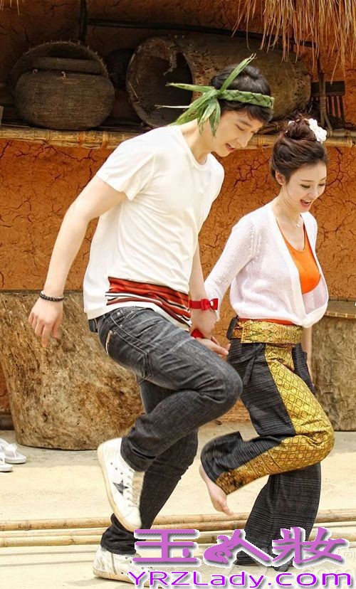 由中韩综艺顶级团队联合打造的中国首档明星恋爱真人秀节目《如果爱》，而此次更是邀请了光线传媒当家花旦柳岩和韩国人气组合2PM中的黄灿盛两人搭档做情侣，当这对养眼的组合被曝光后引起众人无数的遐想，近日《如果爱》在槟榔谷取景时，两人同时穿上情侣白衫，用非常暧昧的眼神互望对方，更有非常甜蜜的湿身剧照被曝光，看样子两个人都非常享受此次浪漫的约会。