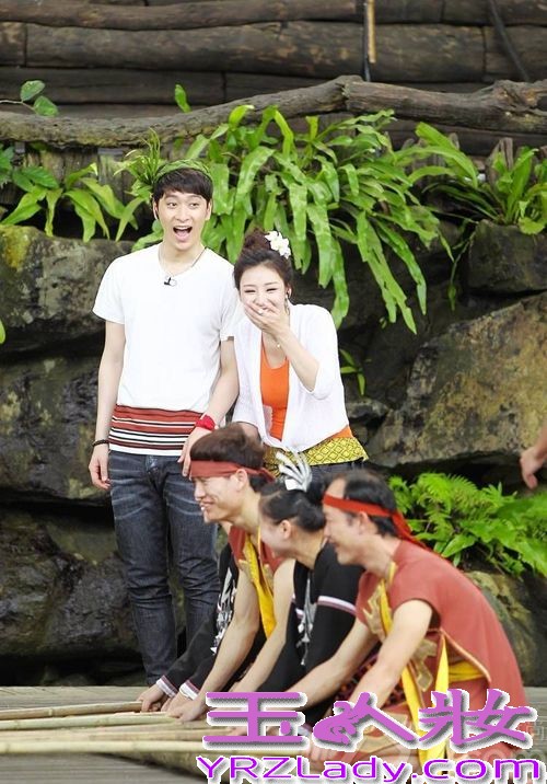 由中韩综艺顶级团队联合打造的中国首档明星恋爱真人秀节目《如果爱》，而此次更是邀请了光线传媒当家花旦柳岩和韩国人气组合2PM中的黄灿盛两人搭档做情侣，当这对养眼的组合被曝光后引起众人无数的遐想，近日《如果爱》在槟榔谷取景时，两人同时穿上情侣白衫，用非常暧昧的眼神互望对方，更有非常甜蜜的湿身剧照被曝光，看样子两个人都非常享受此次浪漫的约会。