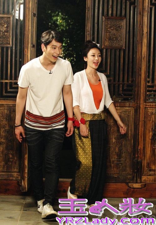 由中韩综艺顶级团队联合打造的中国首档明星恋爱真人秀节目《如果爱》，而此次更是邀请了光线传媒当家花旦柳岩和韩国人气组合2PM中的黄灿盛两人搭档做情侣，当这对养眼的组合被曝光后引起众人无数的遐想，近日《如果爱》在槟榔谷取景时，两人同时穿上情侣白衫，用非常暧昧的眼神互望对方，更有非常甜蜜的湿身剧照被曝光，看样子两个人都非常享受此次浪漫的约会。