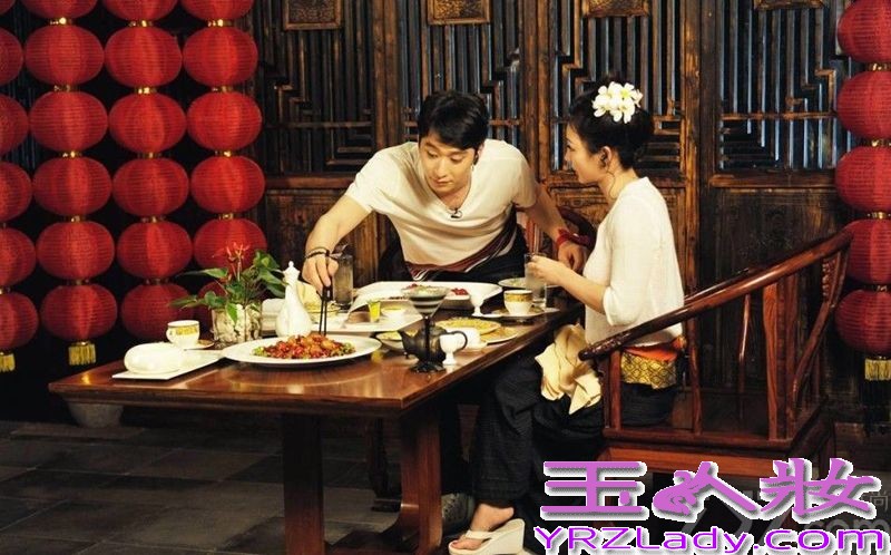 由中韩综艺顶级团队联合打造的中国首档明星恋爱真人秀节目《如果爱》，而此次更是邀请了光线传媒当家花旦柳岩和韩国人气组合2PM中的黄灿盛两人搭档做情侣，当这对养眼的组合被曝光后引起众人无数的遐想，近日《如果爱》在槟榔谷取景时，两人同时穿上情侣白衫，用非常暧昧的眼神互望对方，更有非常甜蜜的湿身剧照被曝光，看样子两个人都非常享受此次浪漫的约会。