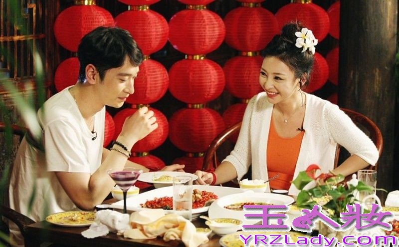 由中韩综艺顶级团队联合打造的中国首档明星恋爱真人秀节目《如果爱》，而此次更是邀请了光线传媒当家花旦柳岩和韩国人气组合2PM中的黄灿盛两人搭档做情侣，当这对养眼的组合被曝光后引起众人无数的遐想，近日《如果爱》在槟榔谷取景时，两人同时穿上情侣白衫，用非常暧昧的眼神互望对方，更有非常甜蜜的湿身剧照被曝光，看样子两个人都非常享受此次浪漫的约会。