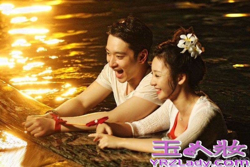 由中韩综艺顶级团队联合打造的中国首档明星恋爱真人秀节目《如果爱》，而此次更是邀请了光线传媒当家花旦柳岩和韩国人气组合2PM中的黄灿盛两人搭档做情侣，当这对养眼的组合被曝光后引起众人无数的遐想，近日《如果爱》在槟榔谷取景时，两人同时穿上情侣白衫，用非常暧昧的眼神互望对方，更有非常甜蜜的湿身剧照被曝光，看样子两个人都非常享受此次浪漫的约会。