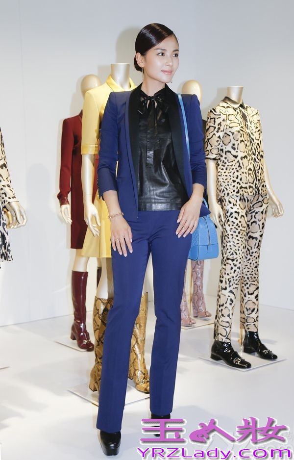 昨天，刘涛在上海出席时尚活动，一身裤装亮相，帅气造型性感十足。刘涛身着品牌2014早秋系列新款，帅气的裤装搭配小羊皮衬衫，简单利落的发型成为亮点。整体造型帅气而不失性感，加上刘涛招牌式的大气笑容，十分抢眼。