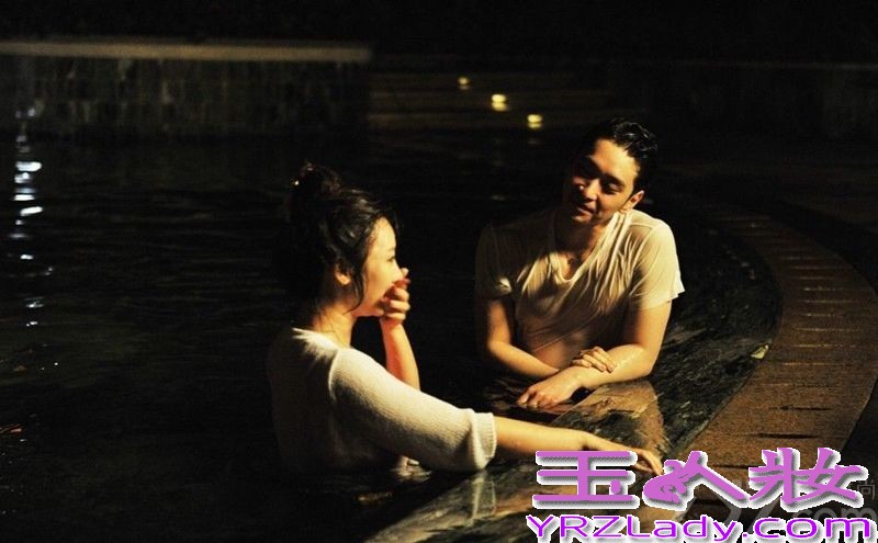 由中韩综艺顶级团队联合打造的中国首档明星恋爱真人秀节目《如果爱》，而此次更是邀请了光线传媒当家花旦柳岩和韩国人气组合2PM中的黄灿盛两人搭档做情侣，当这对养眼的组合被曝光后引起众人无数的遐想，近日《如果爱》在槟榔谷取景时，两人同时穿上情侣白衫，用非常暧昧的眼神互望对方，更有非常甜蜜的湿身剧照被曝光，看样子两个人都非常享受此次浪漫的约会。