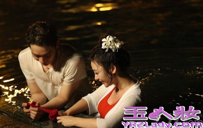 由中韩综艺顶级团队联合打造的中国首档明星恋爱真人秀节目《如果爱》，而此次更是邀请了光线传媒当家花旦柳岩和韩国人气组合2PM中的黄灿盛两人搭档做情侣，当这对养眼的组合被曝光后引起众人无数的遐想，近日《如果爱》在槟榔谷取景时，两人同时穿上情侣白衫，用非常暧昧的眼神互望对方，更有非常甜蜜的湿身剧照被曝光，看样子两个人都非常享受此次浪漫的约会。