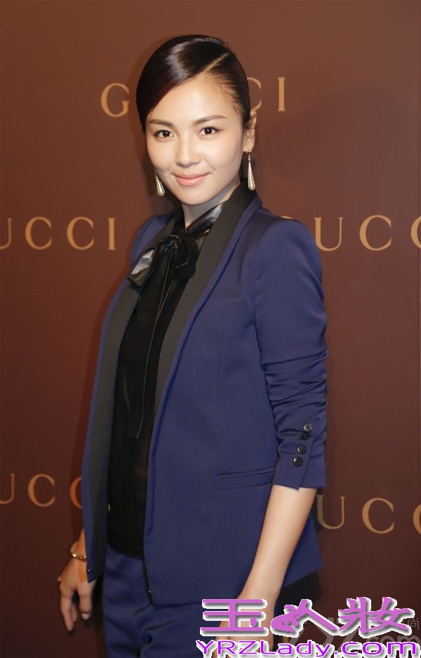 昨天，刘涛在上海出席时尚活动，一身裤装亮相，帅气造型性感十足。刘涛身着品牌2014早秋系列新款，帅气的裤装搭配小羊皮衬衫，简单利落的发型成为亮点。整体造型帅气而不失性感，加上刘涛招牌式的大气笑容，十分抢眼。