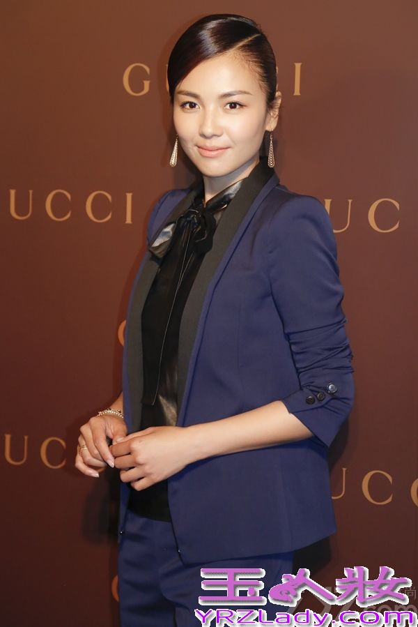 昨天，刘涛在上海出席时尚活动，一身裤装亮相，帅气造型性感十足。刘涛身着品牌2014早秋系列新款，帅气的裤装搭配小羊皮衬衫，简单利落的发型成为亮点。整体造型帅气而不失性感，加上刘涛招牌式的大气笑容，十分抢眼。