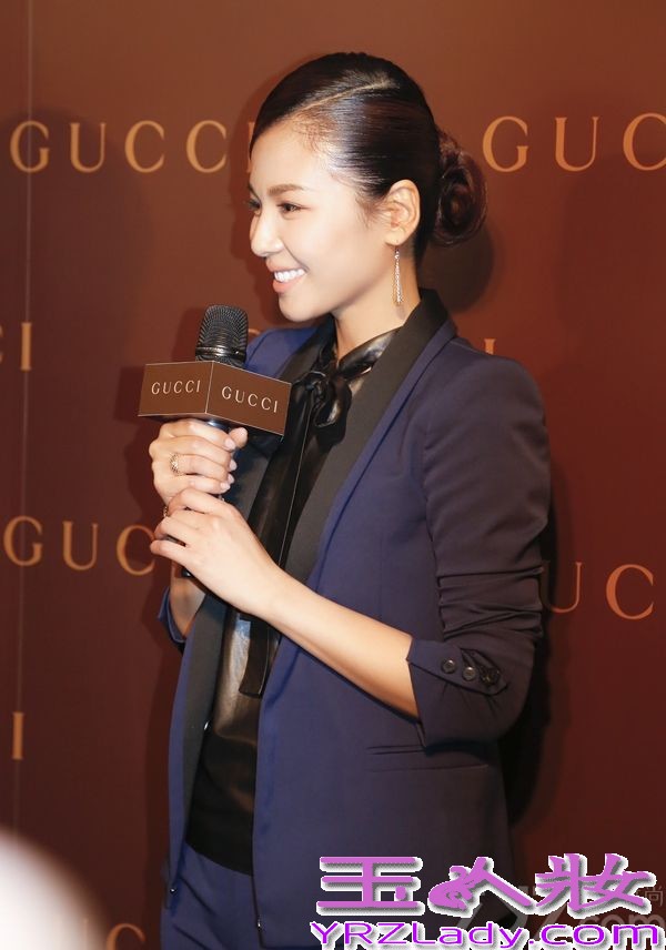 昨天，刘涛在上海出席时尚活动，一身裤装亮相，帅气造型性感十足。刘涛身着品牌2014早秋系列新款，帅气的裤装搭配小羊皮衬衫，简单利落的发型成为亮点。整体造型帅气而不失性感，加上刘涛招牌式的大气笑容，十分抢眼。