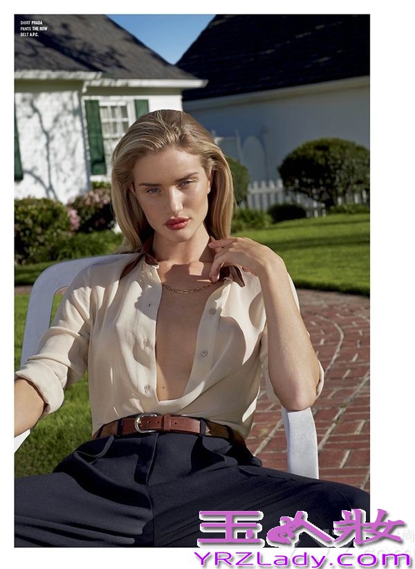 英国超模罗茜·汉丁顿·惠特莉（Rosie Huntington-Whiteley）近日为V杂志拍摄了一组全新的性感时尚写真。图片中，罗茜身穿西服套装、泳装以及大衣等时尚女装，真空上阵诱惑十足！
