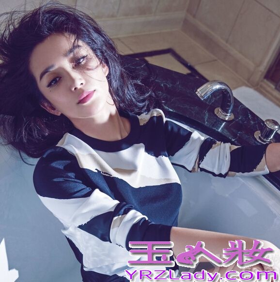 41岁的李冰冰在国际的演艺事业顺风顺水，也是各大杂志最受欢迎的“劳模”，近日，李冰冰为悦己杂志拍摄封面大片。性感的装扮将身材完美展现。现在她终于可以大声说，从这一秒起，只为自己而活。