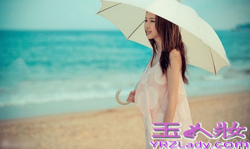 凭借《男人帮》而一举成名的女星张俪，拥有天使的面容和魔鬼的身材，但是在娱乐圈中却属于不温不火类型的明星，近日她拍摄了一组最新个人写真，在接受访问的时候，坦言道：“我就是个青衣，青衣就是小角色，这我不在乎，我也演不了那么轰轰烈烈的角色。”下面就让我们赶紧来看看这位性感美女的写真，看她是如何性感解放迷离诱惑。