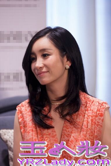 昨天，秦海璐出席珠宝品牌在上海的活动，并作为国内唯一受邀女星与《绝望主妇》主演Eva Longoria及品牌高层共同揭幕新店，并由品牌全球CEO陪伴接受访问。
 秦海璐以一袭宝蓝色丝缎长裙搭配价值千万的珠宝饰品亮相，气质高贵典雅，华丽大气，突显东方气质，女人味十足，谋杀了在场摄影师的无数菲林。品牌全球总裁兼CEO携手秦海璐及首次造访中国的《绝望主妇》主演Eva Longoria共同参与剪彩仪式并合影留念，将典礼气氛推向了高潮。随后，三人一同参观新店，秦海璐也就设计理念与品牌高层交换了意见，气氛融洽。