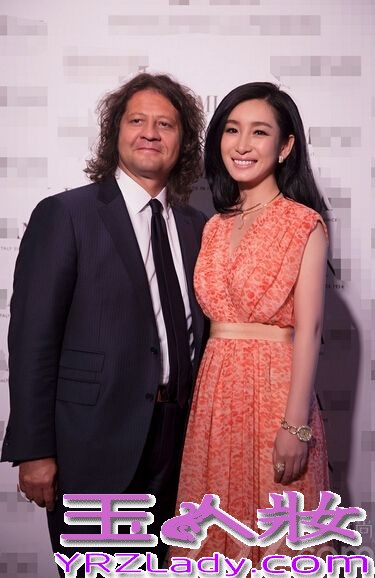 昨天，秦海璐出席珠宝品牌在上海的活动，并作为国内唯一受邀女星与《绝望主妇》主演Eva Longoria及品牌高层共同揭幕新店，并由品牌全球CEO陪伴接受访问。
 秦海璐以一袭宝蓝色丝缎长裙搭配价值千万的珠宝饰品亮相，气质高贵典雅，华丽大气，突显东方气质，女人味十足，谋杀了在场摄影师的无数菲林。品牌全球总裁兼CEO携手秦海璐及首次造访中国的《绝望主妇》主演Eva Longoria共同参与剪彩仪式并合影留念，将典礼气氛推向了高潮。随后，三人一同参观新店，秦海璐也就设计理念与品牌高层交换了意见，气氛融洽。