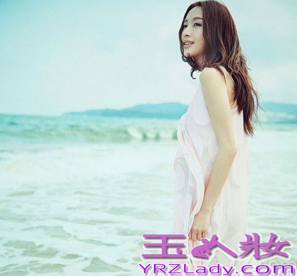 凭借《男人帮》而一举成名的女星张俪，拥有天使的面容和魔鬼的身材，但是在娱乐圈中却属于不温不火类型的明星，近日她拍摄了一组最新个人写真，在接受访问的时候，坦言道：“我就是个青衣，青衣就是小角色，这我不在乎，我也演不了那么轰轰烈烈的角色。”下面就让我们赶紧来看看这位性感美女的写真，看她是如何性感解放迷离诱惑。