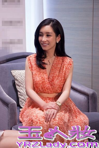 昨天，秦海璐出席珠宝品牌在上海的活动，并作为国内唯一受邀女星与《绝望主妇》主演Eva Longoria及品牌高层共同揭幕新店，并由品牌全球CEO陪伴接受访问。
 秦海璐以一袭宝蓝色丝缎长裙搭配价值千万的珠宝饰品亮相，气质高贵典雅，华丽大气，突显东方气质，女人味十足，谋杀了在场摄影师的无数菲林。品牌全球总裁兼CEO携手秦海璐及首次造访中国的《绝望主妇》主演Eva Longoria共同参与剪彩仪式并合影留念，将典礼气氛推向了高潮。随后，三人一同参观新店，秦海璐也就设计理念与品牌高层交换了意见，气氛融洽。