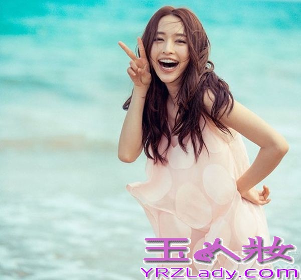 凭借《男人帮》而一举成名的女星张俪，拥有天使的面容和魔鬼的身材，但是在娱乐圈中却属于不温不火类型的明星，近日她拍摄了一组最新个人写真，在接受访问的时候，坦言道：“我就是个青衣，青衣就是小角色，这我不在乎，我也演不了那么轰轰烈烈的角色。”下面就让我们赶紧来看看这位性感美女的写真，看她是如何性感解放迷离诱惑。