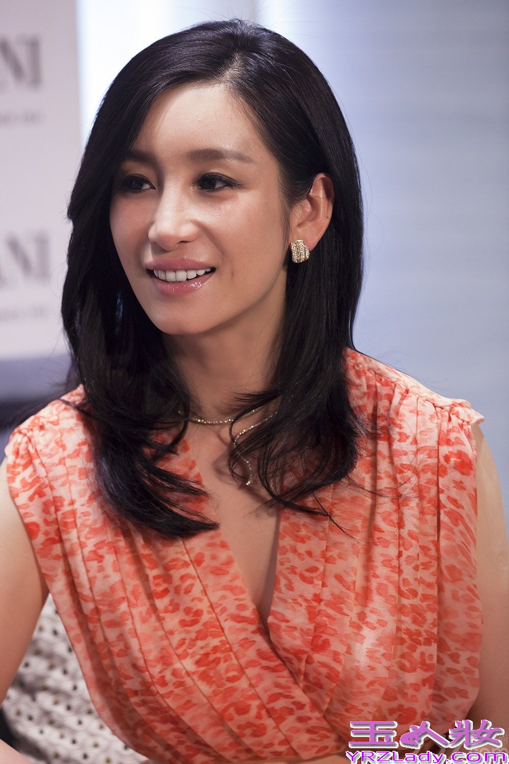 昨天，秦海璐出席珠宝品牌在上海的活动，并作为国内唯一受邀女星与《绝望主妇》主演Eva Longoria及品牌高层共同揭幕新店，并由品牌全球CEO陪伴接受访问。
 秦海璐以一袭宝蓝色丝缎长裙搭配价值千万的珠宝饰品亮相，气质高贵典雅，华丽大气，突显东方气质，女人味十足，谋杀了在场摄影师的无数菲林。品牌全球总裁兼CEO携手秦海璐及首次造访中国的《绝望主妇》主演Eva Longoria共同参与剪彩仪式并合影留念，将典礼气氛推向了高潮。随后，三人一同参观新店，秦海璐也就设计理念与品牌高层交换了意见，气氛融洽。