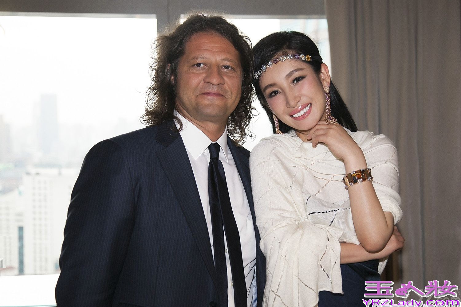 昨天，秦海璐出席珠宝品牌在上海的活动，并作为国内唯一受邀女星与《绝望主妇》主演Eva Longoria及品牌高层共同揭幕新店，并由品牌全球CEO陪伴接受访问。
 秦海璐以一袭宝蓝色丝缎长裙搭配价值千万的珠宝饰品亮相，气质高贵典雅，华丽大气，突显东方气质，女人味十足，谋杀了在场摄影师的无数菲林。品牌全球总裁兼CEO携手秦海璐及首次造访中国的《绝望主妇》主演Eva Longoria共同参与剪彩仪式并合影留念，将典礼气氛推向了高潮。随后，三人一同参观新店，秦海璐也就设计理念与品牌高层交换了意见，气氛融洽。