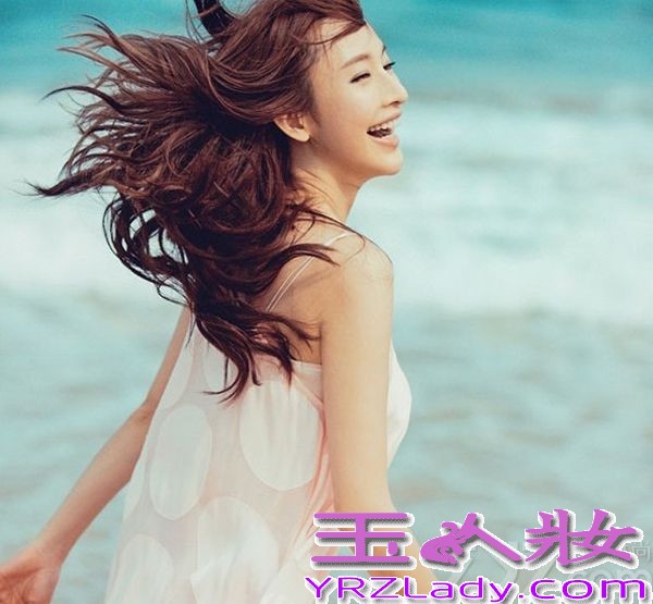 凭借《男人帮》而一举成名的女星张俪，拥有天使的面容和魔鬼的身材，但是在娱乐圈中却属于不温不火类型的明星，近日她拍摄了一组最新个人写真，在接受访问的时候，坦言道：“我就是个青衣，青衣就是小角色，这我不在乎，我也演不了那么轰轰烈烈的角色。”下面就让我们赶紧来看看这位性感美女的写真，看她是如何性感解放迷离诱惑。