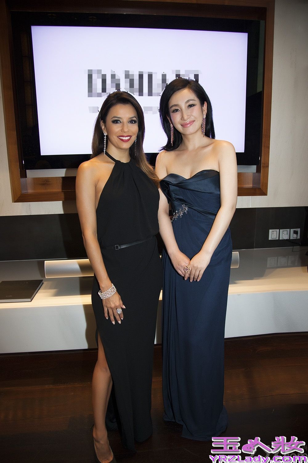 昨天，秦海璐出席珠宝品牌在上海的活动，并作为国内唯一受邀女星与《绝望主妇》主演Eva Longoria及品牌高层共同揭幕新店，并由品牌全球CEO陪伴接受访问。
 秦海璐以一袭宝蓝色丝缎长裙搭配价值千万的珠宝饰品亮相，气质高贵典雅，华丽大气，突显东方气质，女人味十足，谋杀了在场摄影师的无数菲林。品牌全球总裁兼CEO携手秦海璐及首次造访中国的《绝望主妇》主演Eva Longoria共同参与剪彩仪式并合影留念，将典礼气氛推向了高潮。随后，三人一同参观新店，秦海璐也就设计理念与品牌高层交换了意见，气氛融洽。