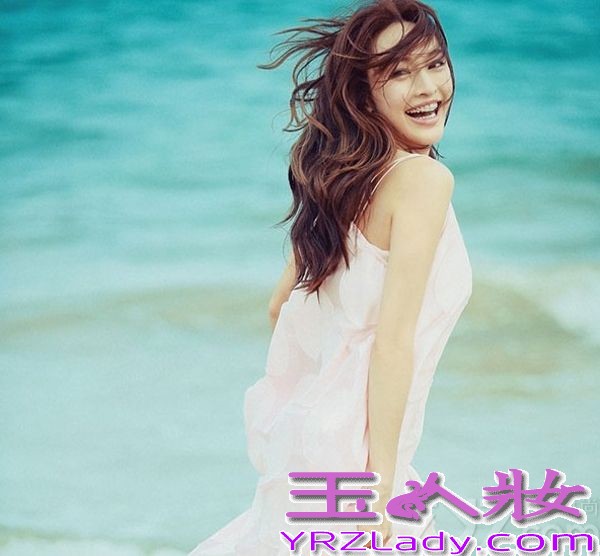 凭借《男人帮》而一举成名的女星张俪，拥有天使的面容和魔鬼的身材，但是在娱乐圈中却属于不温不火类型的明星，近日她拍摄了一组最新个人写真，在接受访问的时候，坦言道：“我就是个青衣，青衣就是小角色，这我不在乎，我也演不了那么轰轰烈烈的角色。”下面就让我们赶紧来看看这位性感美女的写真，看她是如何性感解放迷离诱惑。