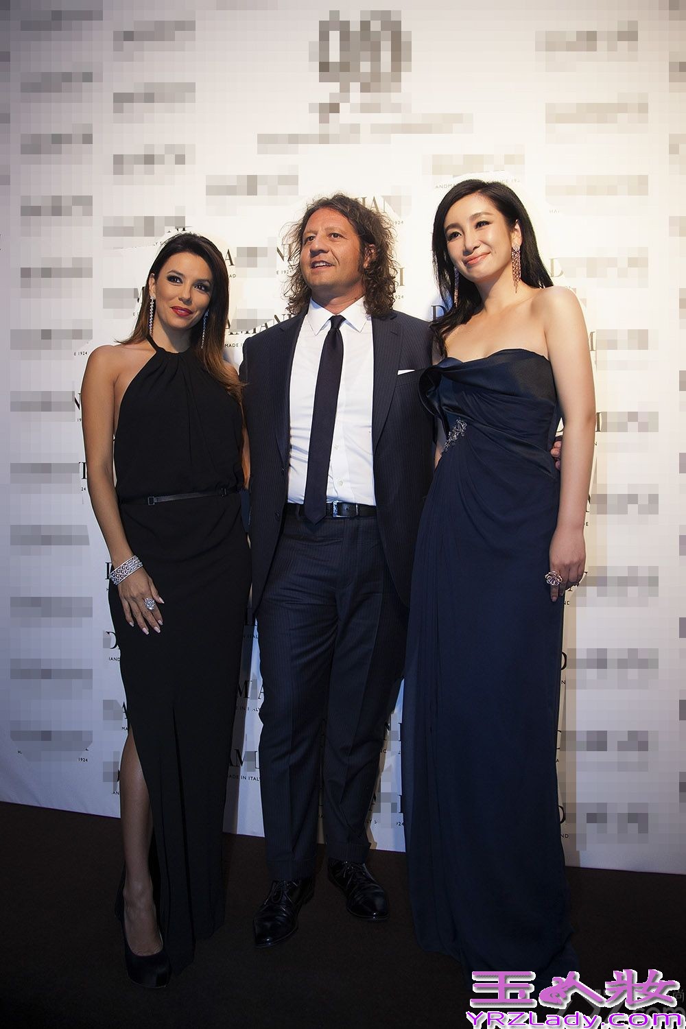 昨天，秦海璐出席珠宝品牌在上海的活动，并作为国内唯一受邀女星与《绝望主妇》主演Eva Longoria及品牌高层共同揭幕新店，并由品牌全球CEO陪伴接受访问。
 秦海璐以一袭宝蓝色丝缎长裙搭配价值千万的珠宝饰品亮相，气质高贵典雅，华丽大气，突显东方气质，女人味十足，谋杀了在场摄影师的无数菲林。品牌全球总裁兼CEO携手秦海璐及首次造访中国的《绝望主妇》主演Eva Longoria共同参与剪彩仪式并合影留念，将典礼气氛推向了高潮。随后，三人一同参观新店，秦海璐也就设计理念与品牌高层交换了意见，气氛融洽。