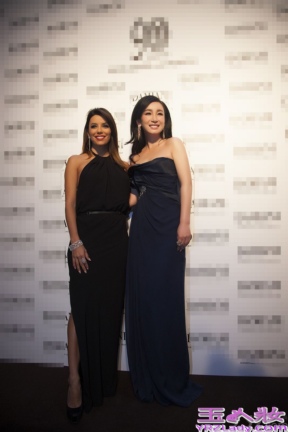 昨天，秦海璐出席珠宝品牌在上海的活动，并作为国内唯一受邀女星与《绝望主妇》主演Eva Longoria及品牌高层共同揭幕新店，并由品牌全球CEO陪伴接受访问。
 秦海璐以一袭宝蓝色丝缎长裙搭配价值千万的珠宝饰品亮相，气质高贵典雅，华丽大气，突显东方气质，女人味十足，谋杀了在场摄影师的无数菲林。品牌全球总裁兼CEO携手秦海璐及首次造访中国的《绝望主妇》主演Eva Longoria共同参与剪彩仪式并合影留念，将典礼气氛推向了高潮。随后，三人一同参观新店，秦海璐也就设计理念与品牌高层交换了意见，气氛融洽。