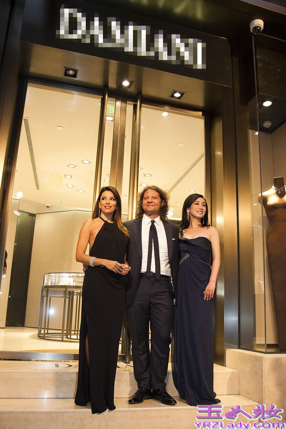 昨天，秦海璐出席珠宝品牌在上海的活动，并作为国内唯一受邀女星与《绝望主妇》主演Eva Longoria及品牌高层共同揭幕新店，并由品牌全球CEO陪伴接受访问。
 秦海璐以一袭宝蓝色丝缎长裙搭配价值千万的珠宝饰品亮相，气质高贵典雅，华丽大气，突显东方气质，女人味十足，谋杀了在场摄影师的无数菲林。品牌全球总裁兼CEO携手秦海璐及首次造访中国的《绝望主妇》主演Eva Longoria共同参与剪彩仪式并合影留念，将典礼气氛推向了高潮。随后，三人一同参观新店，秦海璐也就设计理念与品牌高层交换了意见，气氛融洽。