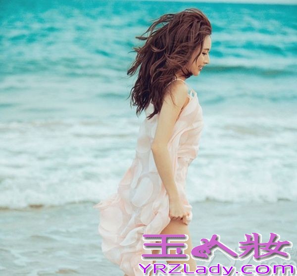 凭借《男人帮》而一举成名的女星张俪，拥有天使的面容和魔鬼的身材，但是在娱乐圈中却属于不温不火类型的明星，近日她拍摄了一组最新个人写真，在接受访问的时候，坦言道：“我就是个青衣，青衣就是小角色，这我不在乎，我也演不了那么轰轰烈烈的角色。”下面就让我们赶紧来看看这位性感美女的写真，看她是如何性感解放迷离诱惑。