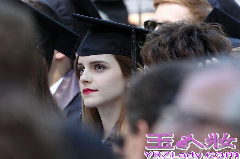 据悉在《哈利波特》系列中扮演中扮演赫敏的女星艾玛沃特森，于本月25日从布朗大学毕业，当天女星艾玛身穿学士服，红唇妆和高跟鞋让她显示格外出众，而这一画面不仅让人想起《哈利波特》中的赫敏在参加霍格沃兹的毕业典礼的画面，那时的她就是穿着学士服与同学们一起参加毕业典礼，以下就让我们一睹为快，赶紧欣赏下这位美魔女的毕业照吧！