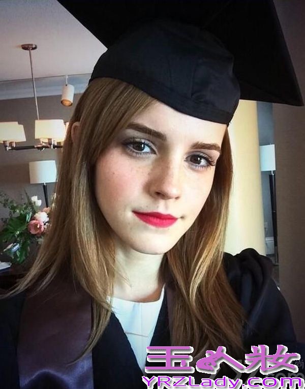 据悉在《哈利波特》系列中扮演中扮演赫敏的女星艾玛沃特森，于本月25日从布朗大学毕业，当天女星艾玛身穿学士服，红唇妆和高跟鞋让她显示格外出众，而这一画面不仅让人想起《哈利波特》中的赫敏在参加霍格沃兹的毕业典礼的画面，那时的她就是穿着学士服与同学们一起参加毕业典礼，以下就让我们一睹为快，赶紧欣赏下这位美魔女的毕业照吧！